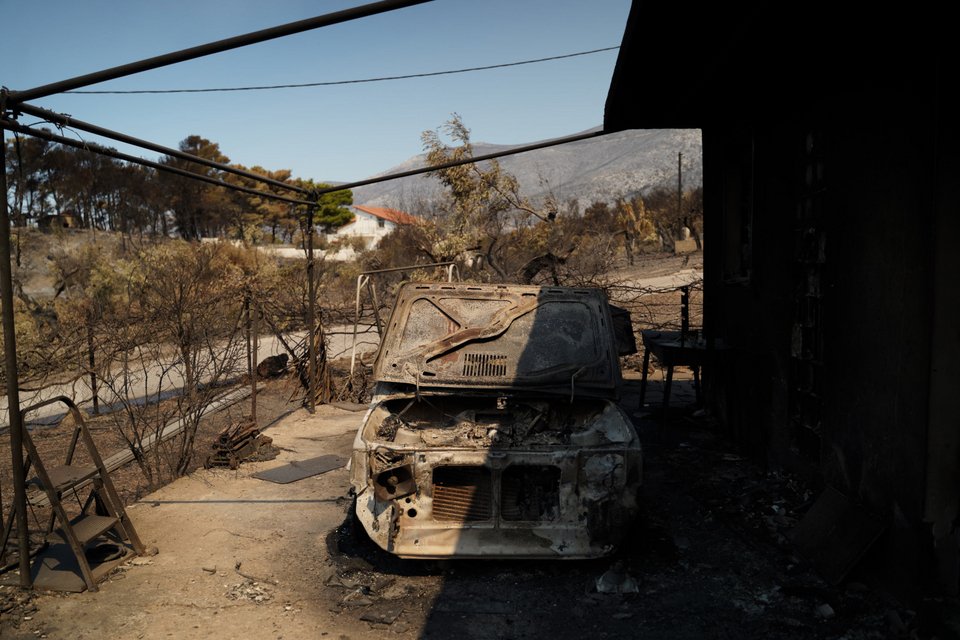 Καμένο αυτοκίνητο σε αυλή στη Δυτική Αττική / SOOC, ΝΙΚΟΣ ΠΑΛΑΙΟΛΟΓΟΣ   