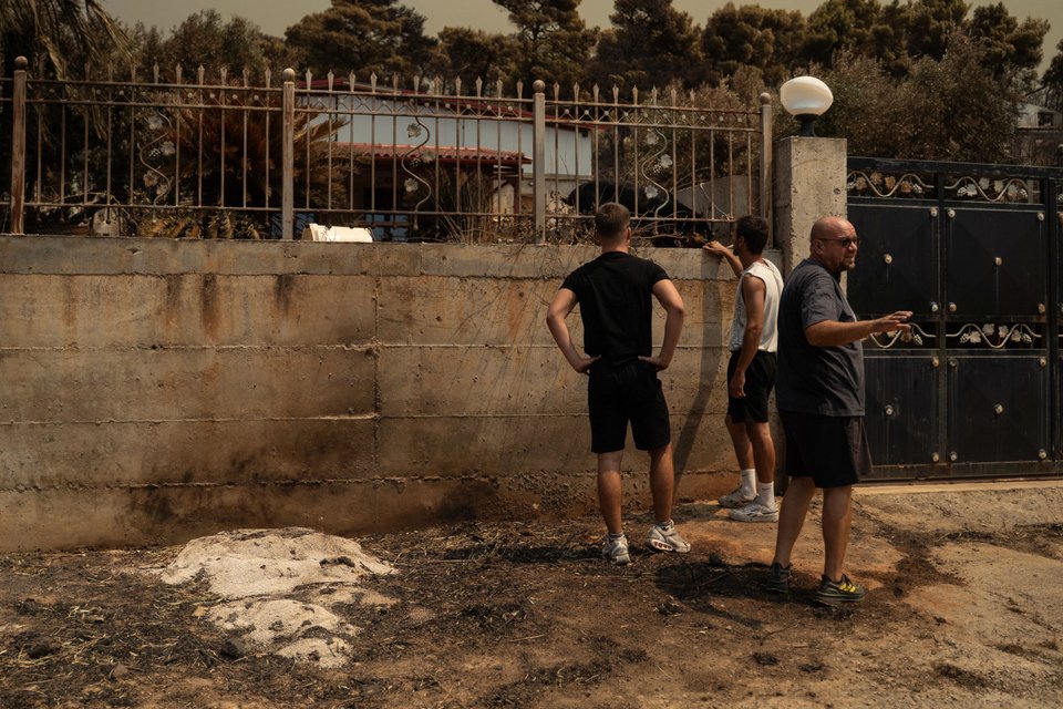 Κάτοικοι επιστρέφουν σε καμένα σπίτια στη Δυτική Αττική / SOOC, ΝΙΚΟΣ ΠΑΛΑΙΟΛΟΓΟΣ