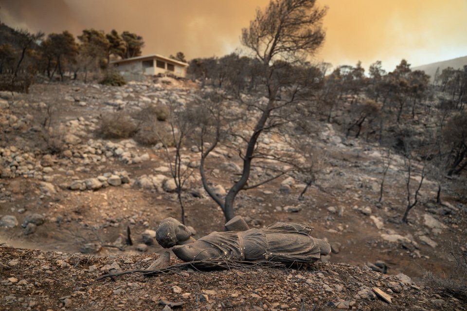 Άγαλμα καμένο στη Δυτική Αττική / SOOC, ΝΙΚΟΣ ΠΑΛΑΙΟΛΟΓΟΣ   