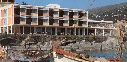 Το ΧΕΝΙΑ στην Άνδρο κατά τις μέρες ακμής του την δεκαετία του 1950 - Wikipedia, EOT Άνδρου, κοινής χρήσης