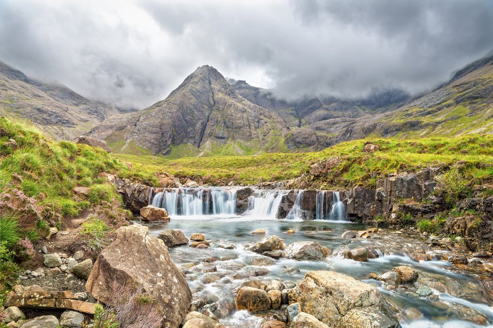 Ο καταρράκτης στον ποταμό Allt Coir a Mhadaidh, στις Fairy Pools στη νήσο Skye της Σκωτίας