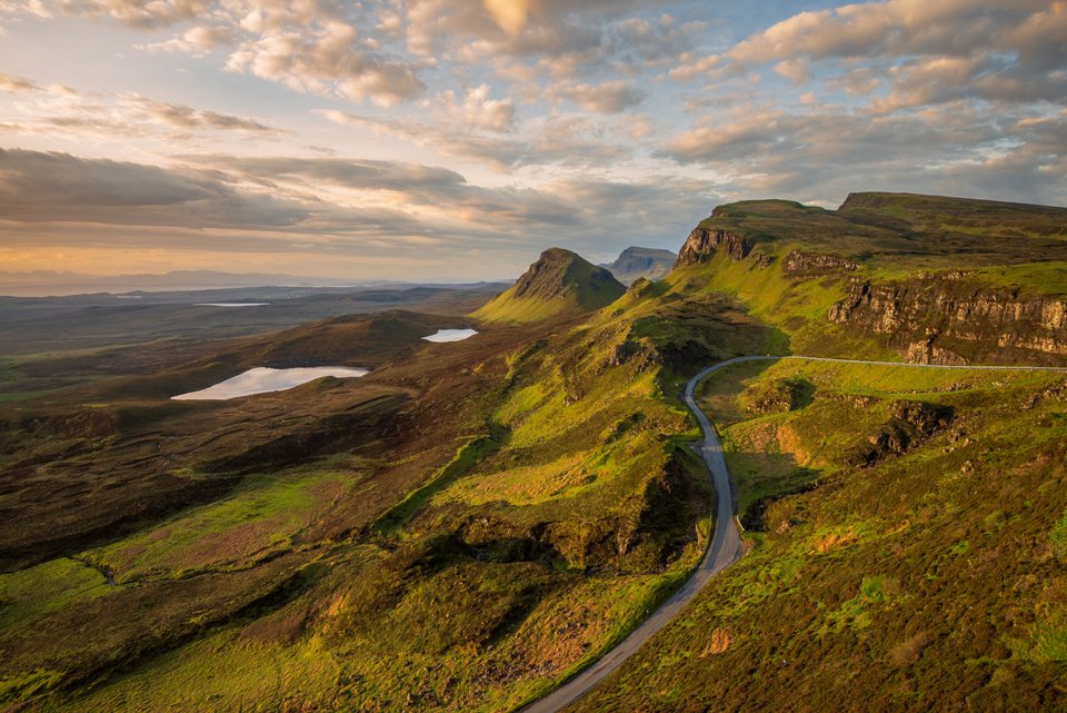 Εντυπωσιακή θέα στο Quiraing, στη νήσο Skye της Σκωτίας, κάτω από έναν όμορφο συννεφιασμένο ουρανό