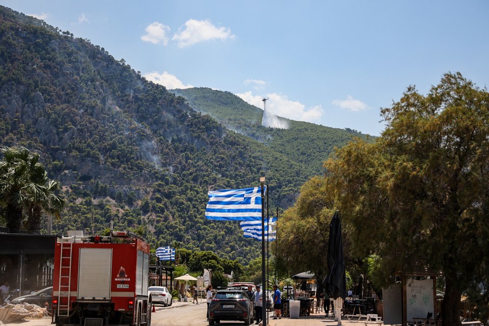 Συνεχίζονται οι ρίψεις νερού, ενώ το έδαφος ακόμα καπνίζει στη δυτική Αττική / SOOC