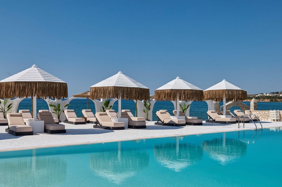 Άποψη από την πισίνα στο Punda Resort Paros που λειτούργησε το φετινό καλοκαίρι / Φωτογραφία: Radisson Hotel Group