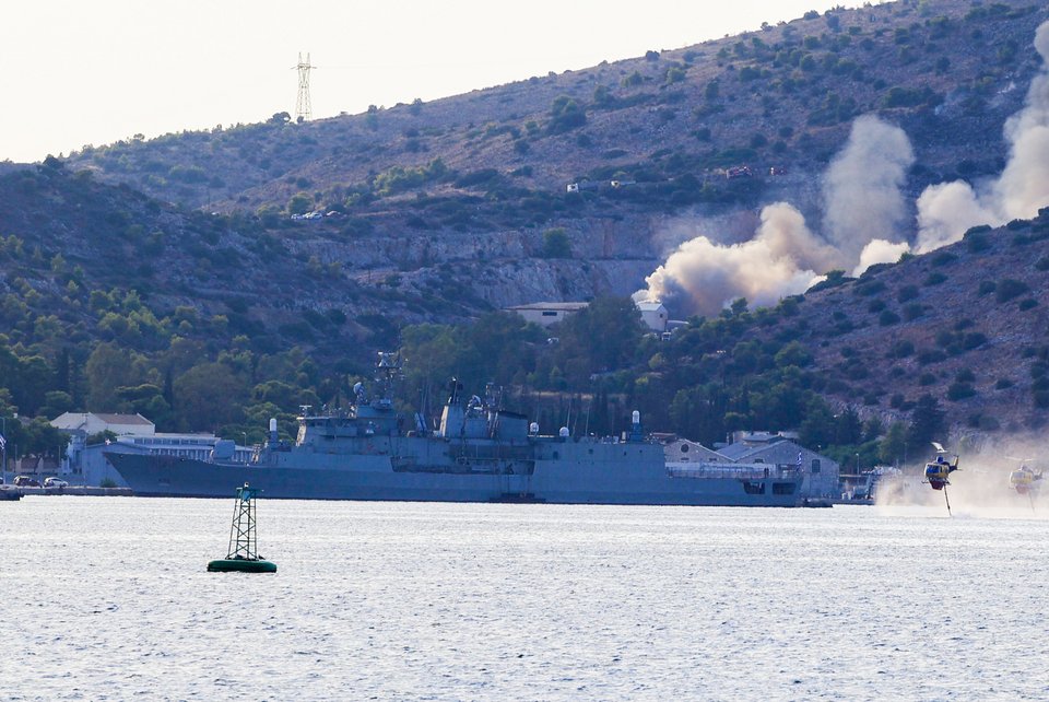 Φωτιά πάνω από τον ναύσταθμο της Σαλαμίνας / Eurokinissi, ΓΙΩΡΓΟΣ ΚΟΝΤΑΡΙΝΗΣ