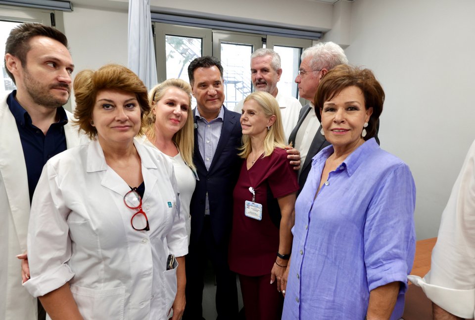 Ο Άδωνις Γεωργιάδης με εργαζόμενους στο Κ.Υ. Σοφάδων / Intime 