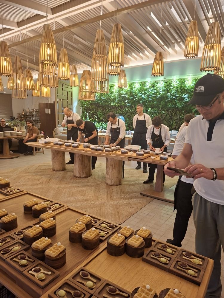Η ομάδα του Albert Adrià με το δυναμικό του Sani Resort 