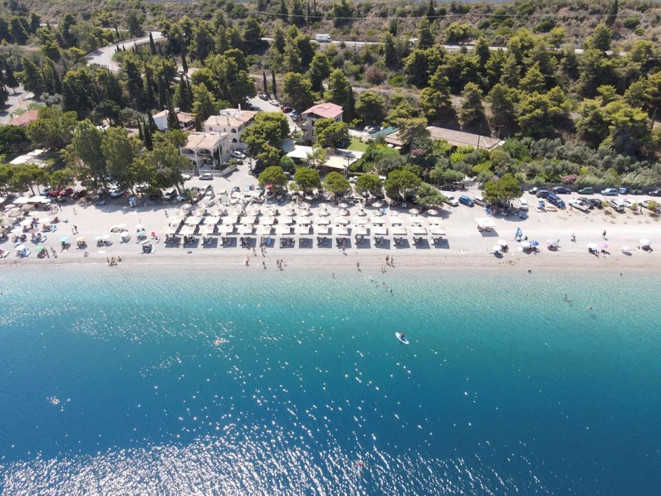 Παραλία Πούντα στην Ακράτα μονοημερη εκδρομη 