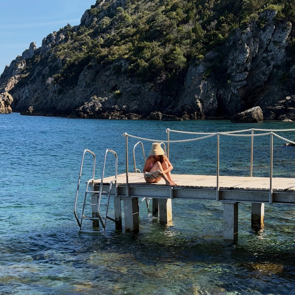 Η Αμαλία Κωστοπούλου χαλαρώνει με ένα βιβλίο 