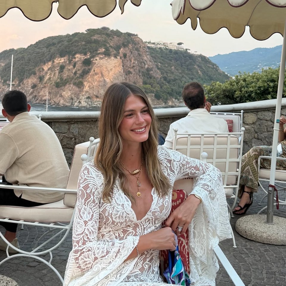 Με ένα λευκό δαντελένιο φόρεμα