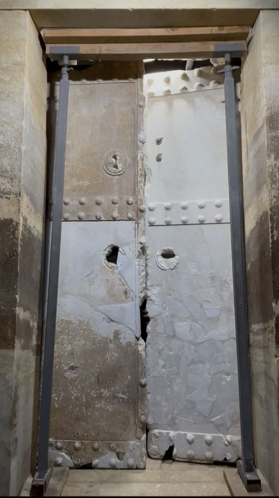 Επανατοποθέτηση της μαρμάρινης θύρας 