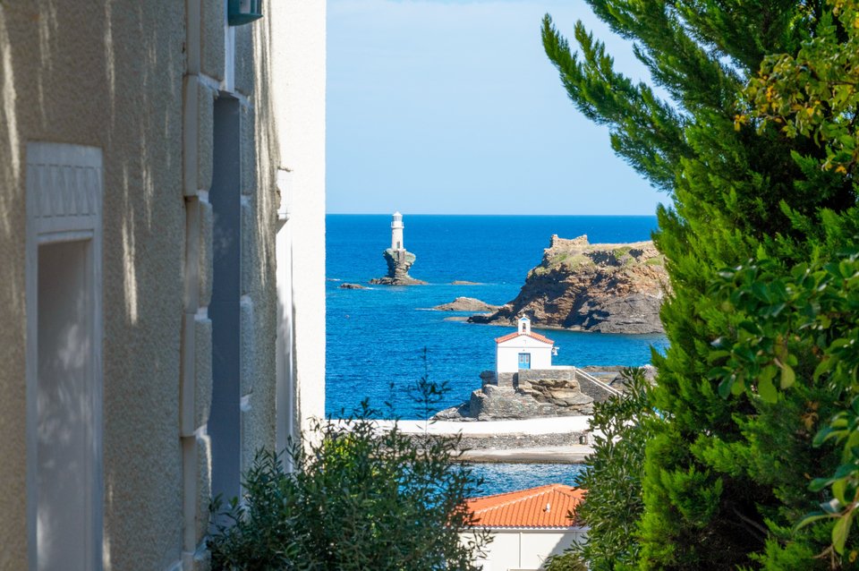 Με επίκεντρο τα τοπικά προϊόντα, το εκτεταμένο περιπατητικό δίκτυο και τη μοναδική θρησκευτική και πολιτιστική κληρονομιά των μοναστηριών της, τα αφιερώματα παρουσιάζουν την Άνδρο ως έναν πολυδιάστατο προορισμό