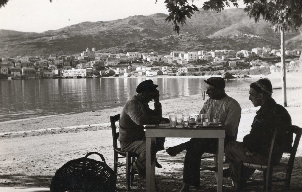 Καφεδάκι στη σκιά 