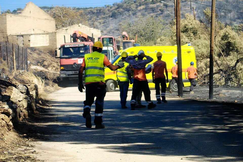 Καμμένος κορμός δέντρου καταπλάκωσε υπάλληλο συνεργείου του ΔΕΔΔΗΕ στην Αργολίδα - INTIME NEWS / ΜΠΟΥΓΙΩΤΗΣ ΒΑΓΓΕΛΗΣ
