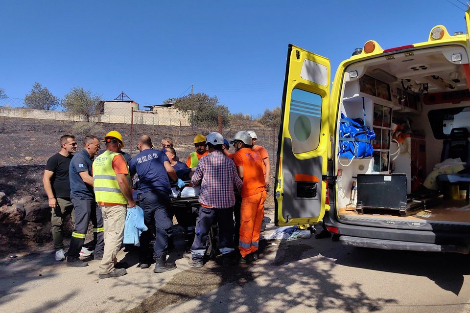 Καμμένος κορμός δέντρου καταπλάκωσε υπάλληλο συνεργείου του ΔΕΔΔΗΕ στην Αργολίδα - INTIME NEWS / ΜΠΟΥΓΙΩΤΗΣ ΒΑΓΓΕΛΗΣ