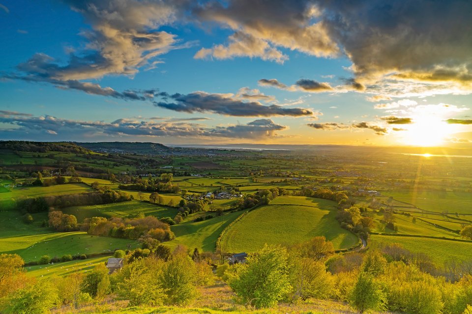Καταπράσινο τοπίο από την περιοχή Cotswolds 