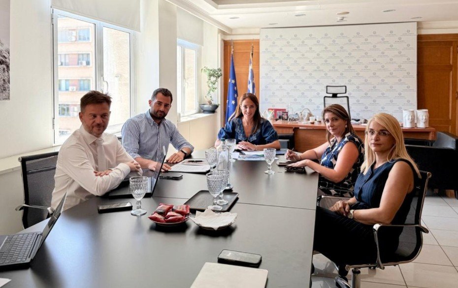 Στη συνάντηση συμμετείχαν ο γ.γ Κοινωνικής Αλληλεγγύης και Καταπολέμησης της Φτώχειας, Κωνσταντίνος Μεγαρίτης, η αντιπεριφερειάρχης Π.Ε. Φωκίδας, Πέγκυ Αραβαντινού, και η διευθύντρια του Θεραπευτηρίου, Άννα Σκορδάλη 