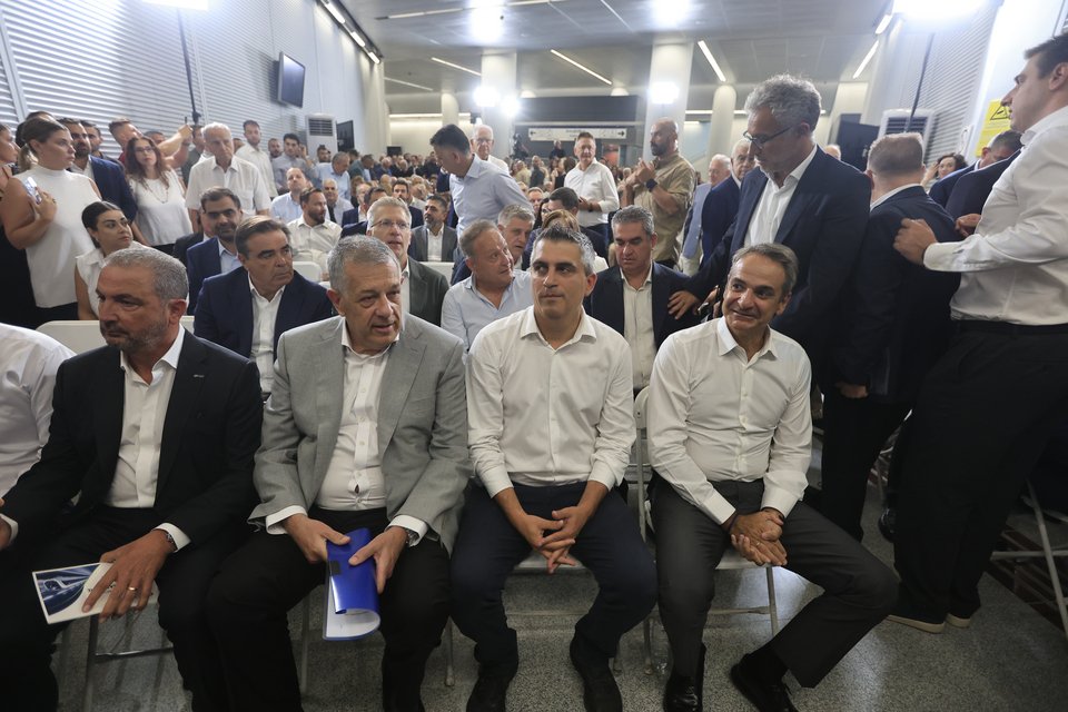 Ο πρόεδρος και διευθύνων σύμβουλος του Ομίλου AKTOR, Αλέξανδρος Εξάρχου,﻿ με τους αρμόδιους υπουργούς Νίκο Ταχιάο και Χρίστο Δήμα, αλλά και τον πρωθυπουργό, Κυριάκο Μητσοτάκη