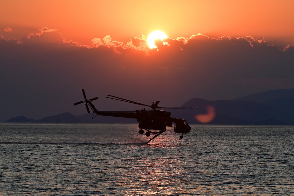 Ελικόπτερο της πυροσβεστικής γεμίζει νερό, λίγο πριν το ηλιοβασίλεμα / Eurokinissi, ΤΑΤΙΑΝΑ ΜΠΟΛΑΡΗ