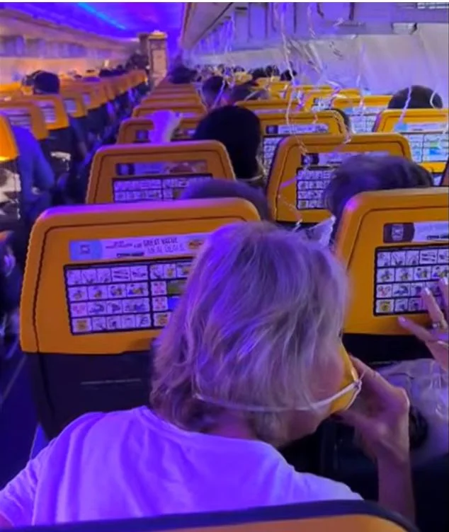 Οι επιβάτες της πτήσης της Ryanair με μάσκες οξυγόνου