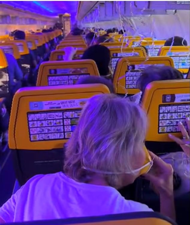 Οι επιβάτες της πτήσης της Ryanair με μάσκες οξυγόνου