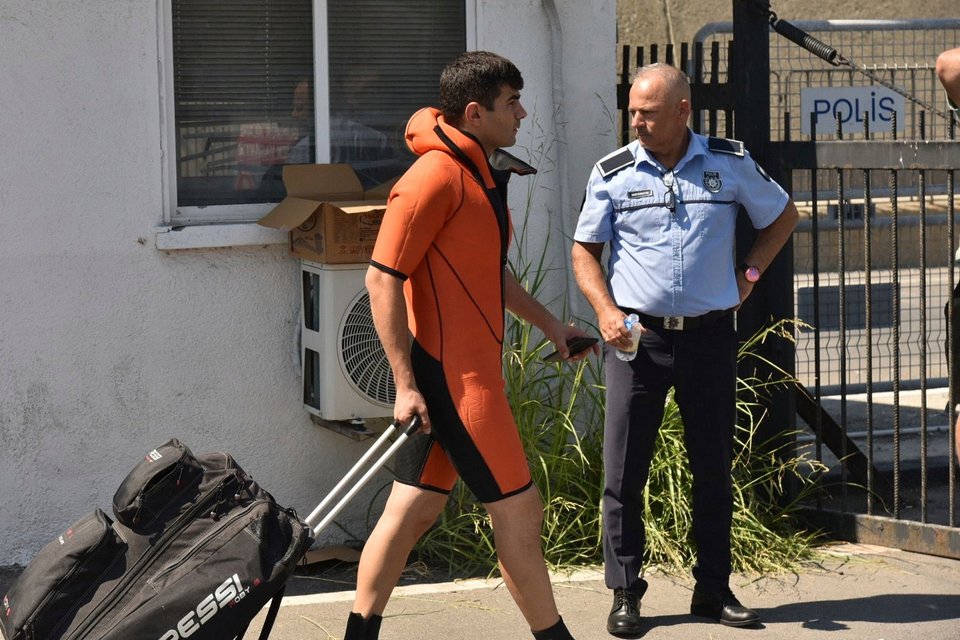 Επιβάτης του καταμαράν στο λιμάνι της Κατεχόμενης Κερύνειας