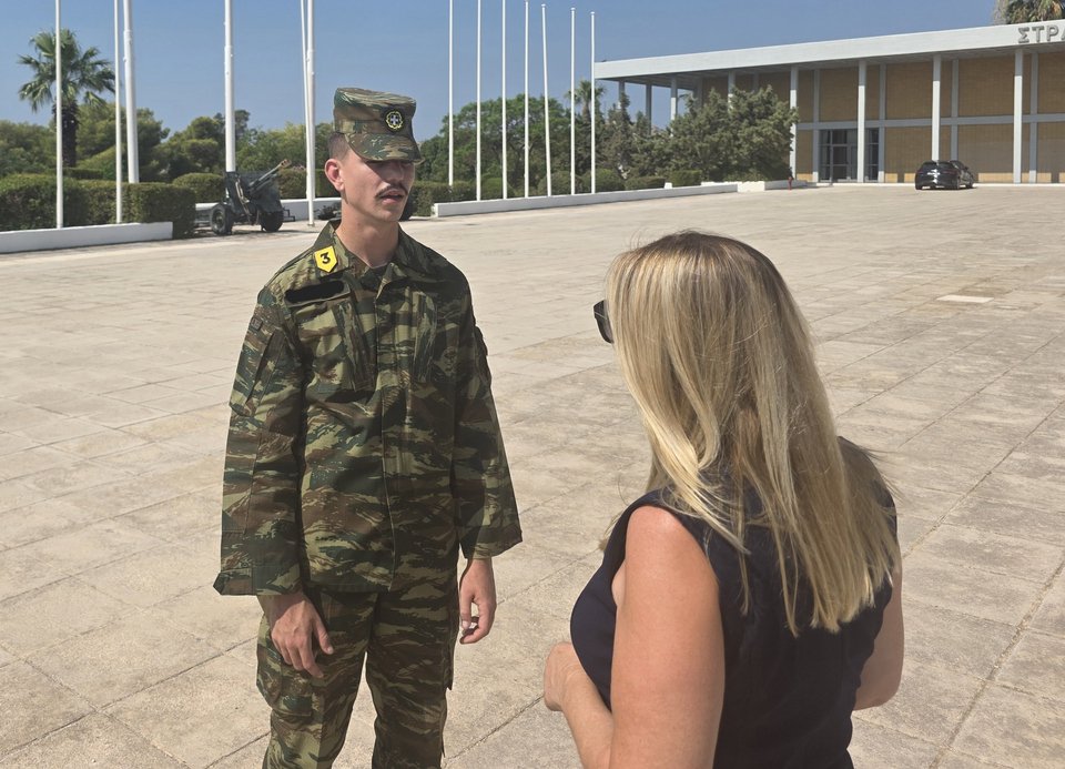  Ο Γιώργος Τσιάρας με τη ρεπόρτερ του iefimerida Aθανασία Αγγελοπούλου 