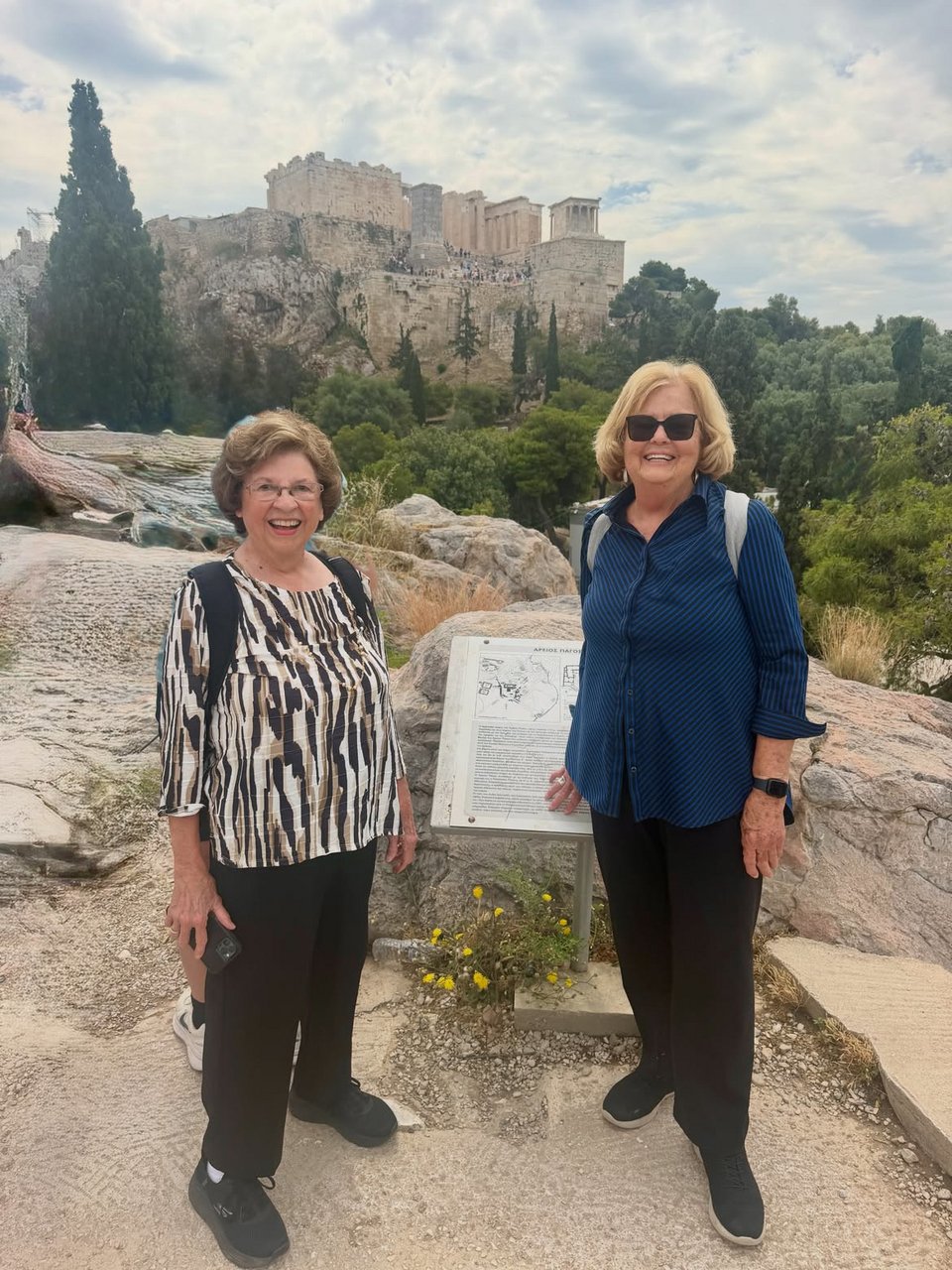 Οι δύο γιαγιάδες με φόντο την Ακρόπολη