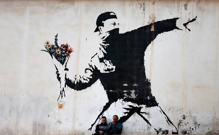 Σήμερα, τα έργα του σπάνια διώκονται, καθώς ένα αυθεντικό γκράφιτι Banksy αξίζει πολύ περισσότερο από την περιουσία που ενδεχομένως λέρωσε / WIKIPEDIA