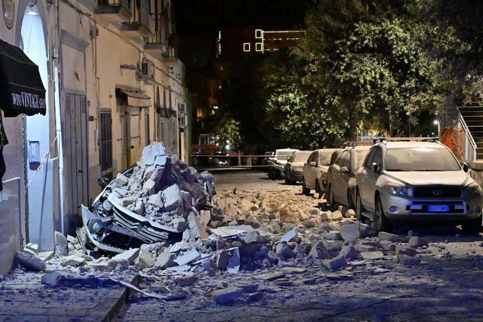 Ζημιές και τραυματίες στην περιοχή του Ποτσουόλι από τα 4,7 Ρίχτερ χθες στη Νάπολη – ΑΠΕ-ΜΠΕ, EPA/FELICE DE MARTINO