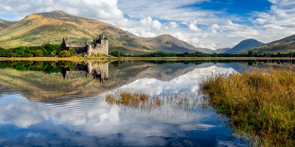 Τα ερείπια του κάστρου Kilchurn βρίσκονται στο Loch Awe, τη μεγαλύτερη λίμνη γλυκού νερού στη Σκωτία 