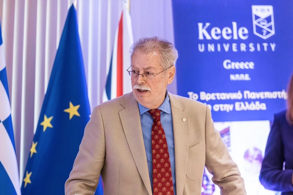 Καθηγητής Κωνσταντίνος Σιμόπουλος, Κοσμήτορας της Ιατρικής Σχολής του Πανεπιστημίου Keele στην Ελλάδα και Αντεπιστέλλον μέλος της Ακαδημίας Αθηνών. 