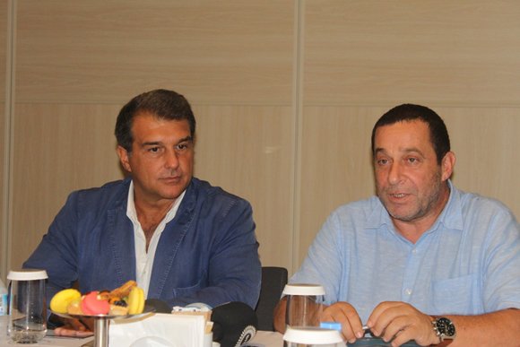 O Ζοάν Λαπόρτα με τον Σερντάρ Ντενκτάς κατά τη διάρκεια της συνάντησής του στην Κερύνεια το 2014