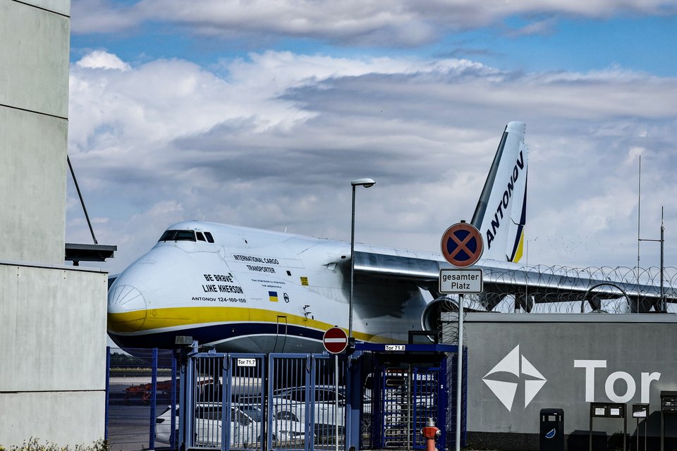 Το ουκρανικό αεροσκάφος τύπου Antonov στο αεροδρόμιο της Λειψίας / EPA μέσω ΑΠΕ-ΜΠΕ