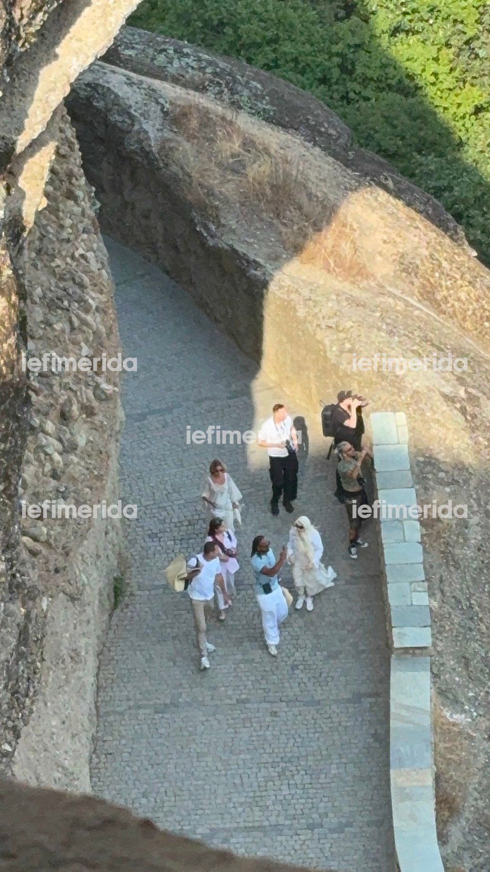 Η Μαντόνα με την παρέα της στην είσοδο του προαύλιου του ναού