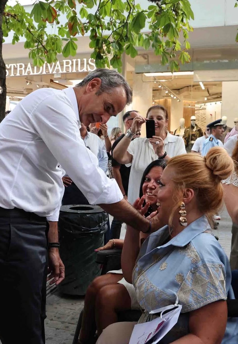  O πρωθυπουργός Κυριάκος Μητσοτάκης με την πρόεδρο του Πανελλήνιου Σωματείου Ασθενών με Νωτιαία Μυϊκή Ατροφία - SMA Ελλάς, Βασιλική Σιαλβέρα 