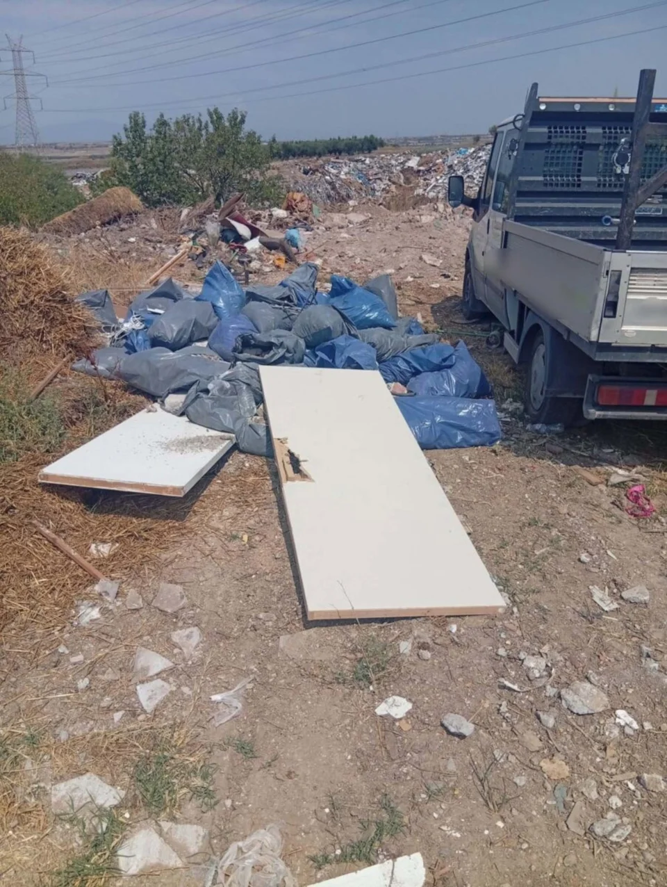Θεσσαλονίκη: Πετούσαν μπάζα για τρία χρόνια σε χωράφι- Δύο συλλήψεις 2 mpaza thessaloniki01.jpg