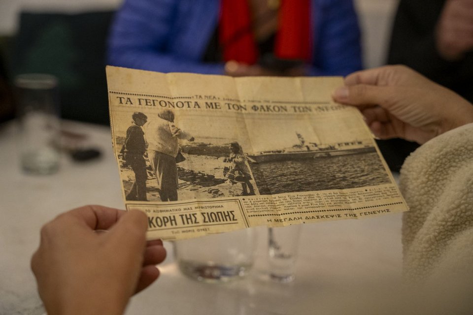Απόγονοι αγροτών, εργατών ανασκαφών και αρχαιοφυλάκων, οικογένειες που έζησαν στη Ρήνεια και τη Δήλο δίνουν τις απαντήσεις στην εθνογραφική έρευνα που χρηματοδότησε το Cycladic Identity του Μουσείου Κυκλαδικής Τέχνης