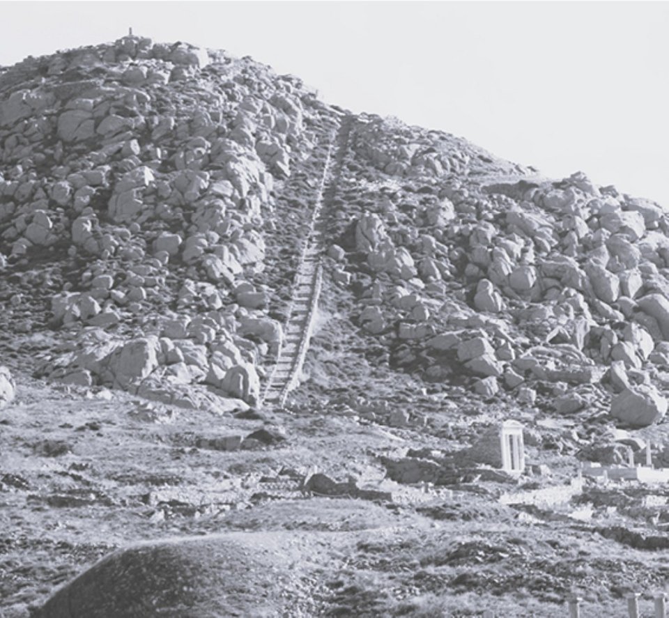 Η ζωή των ανθρώπων που κατοίκησαν, εργάστηκαν και διαμόρφωσαν το ιδιαίτερο κοινωνικό και πολιτισμικό τοπίο του νησιού κατά τον 20ό αιώνα