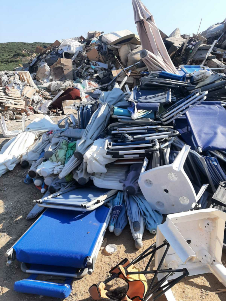 Οι ξαπλώστρες καταλάμβαναν τμήματα της ακτής και περιόριζαν την ελεύθερη πρόσβαση των λουόμενων