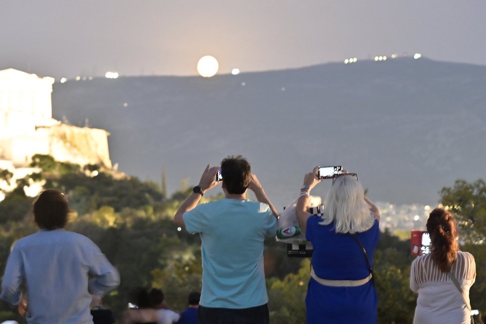 Το φεγγάρι ανατέλλει πίσω από τον Υμηττό