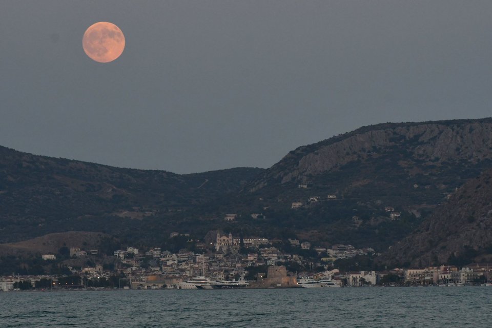 Η πανσέληνος του Αυγούστου, γνωστή και ως «Φεγγάρι του Οξύρρυγχου», χθες στο Ναύπλιο / INTIME NEWS / ΜΠΟΥΓΙΩΤΗΣ ΒΑΓΓΕΛΗΣ