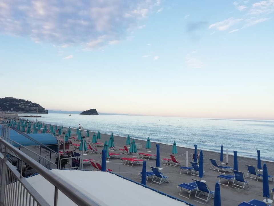 Οι μοναχές νοικιάζουν ξαπλώστρες και ομπρέλες σε παραθεριστές 