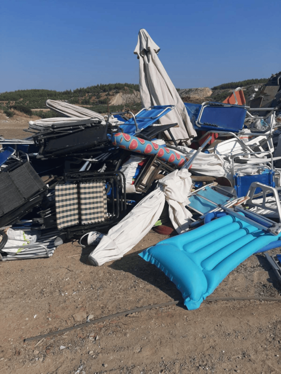 Επιχείρηση για την απελευθέρωση του κοινόχρηστου χώρου από πακτωμένες ομπρέλες και ξαπλώστρες, έστησε νωρίς το πρωί ο δήμος Πολυγύρου στη Χαλκιδική