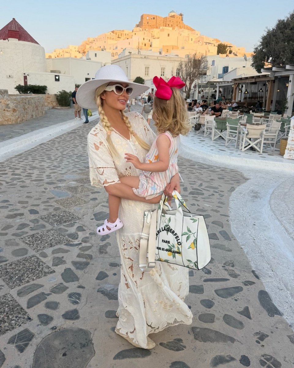Eικόνες με τα παιδιά της κάνοντας βόλτες στα γραφικά σοκάκια των δύο νησιών