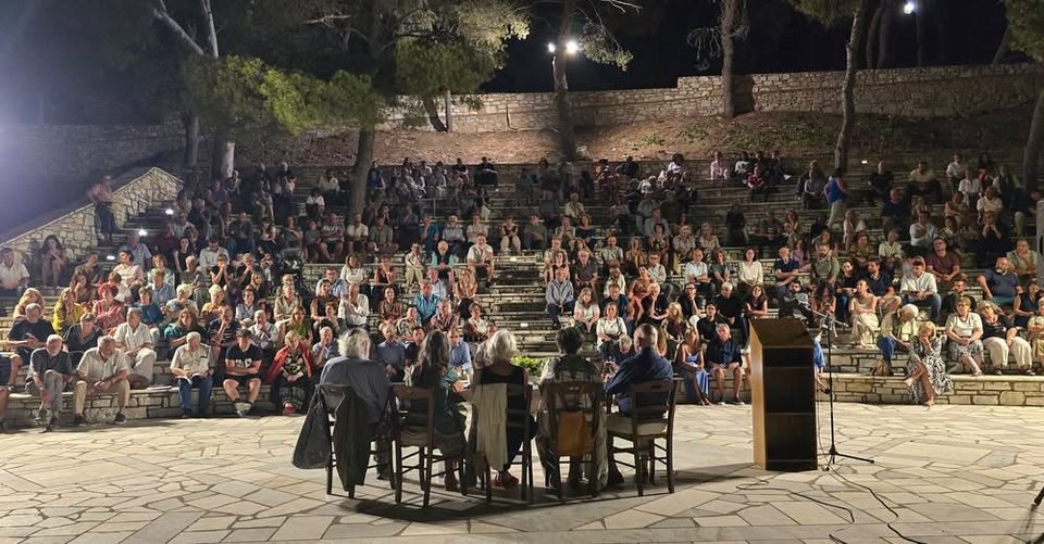 Στιγμιότυπο από την παρουσίαση, στα μέσα Ιουλίου, του βιβλίου «Παριανός Αμπελώνας» του ερευνητή, μελετητή και συγγραφέα Γιώργου Πίττα