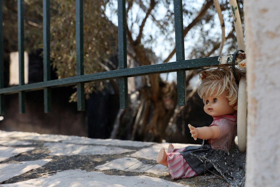 Αγαπημένo αντικείμενo σε καμένο σπίτι / Intime, ΝΙΚΟΣ ΜΗΤΡΟΥΣΙΑΣ