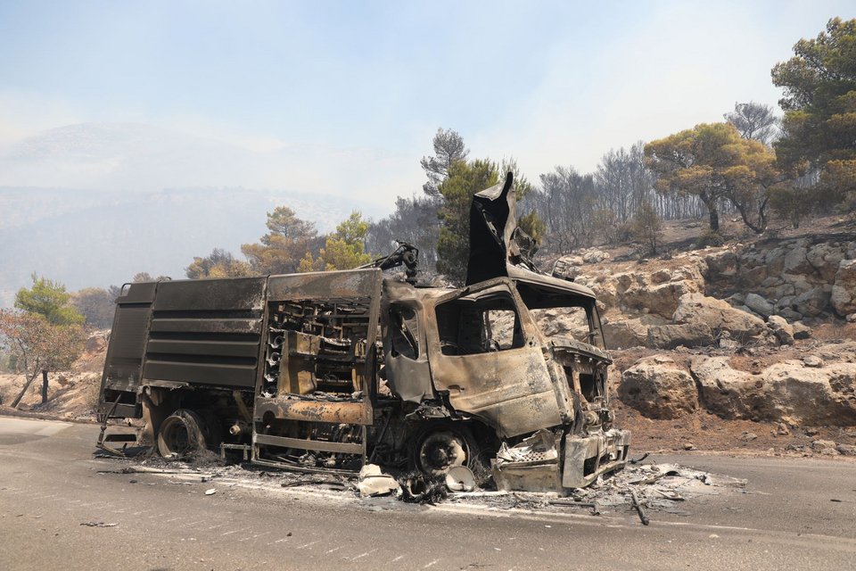 Καμένο πυροσβεστικό όχημα  στο Πόρτο Γερμενό, Σάββατο 1 Αυγούστου 2026 (ΔΑΝΑΗ ΔΑΥΛΟΠΟΥΛΟΥ/ EUROKINSSI) 