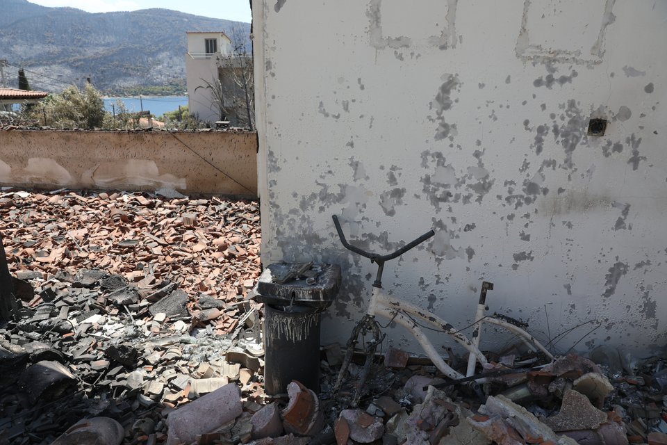Αγαπημένα αντικείμενα σε καμένο σπίτι / Eurokinissi, ΔΑΝΑΗ ΔΑΥΛΟΠΟΥΛΟΥ