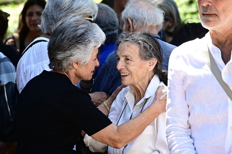 Στα λευκά ντυμένη η σύζυγος του Στέλιου Ράμφου